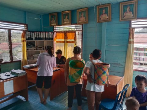 masyarakat antri dengan tertib untuk menunggu gili